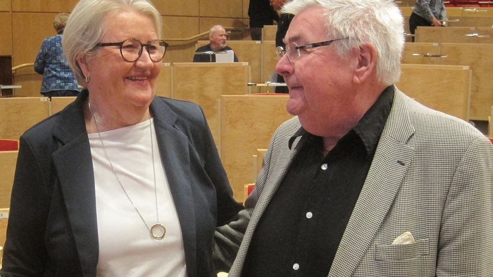 Annika Sandberg, Luleå, valdes till ny ordförande efter Kjell Hjelm, Råneå, som här önskar henne lycka till,