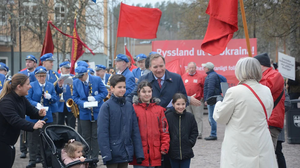 Barnen Solelöv var snabbt framme och fick en bild tillsammans med Stefan Löfven. Från vänster John, Rosalin och Maja. I vagnen till vänster Emma och intill henne mamma Rozkin som var jätteglad över att få träffa den tidigare statsministern, vars hustru Ulla tog bilden åt Hultsfredsfamiljen.