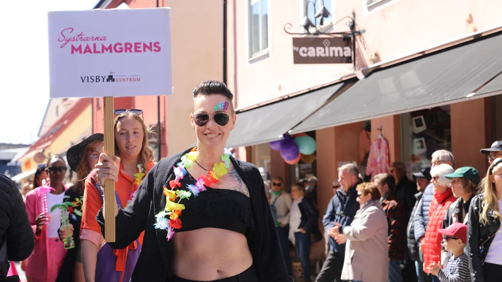 Årets Modevisning på Adelsgatan bjöd på vår- och sommarkläder med en rekordstor publik och peppig musik. 