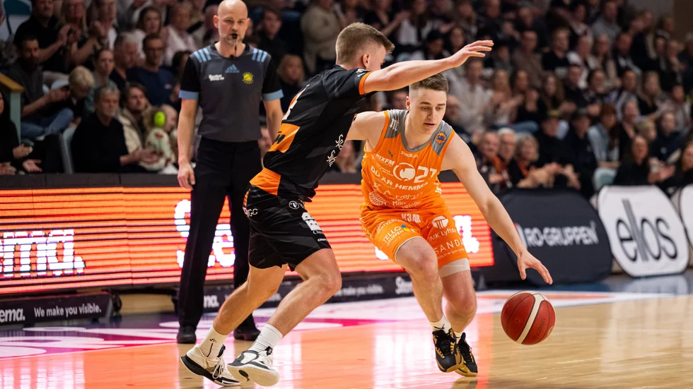 "De tycker att jag floppar (filmar/förstärker) vilket jag gör ibland, precis som många andra spelare", sa Hugo Bergström om incidenten när han blåstes av och fick teknisk foul (inte här dock).
