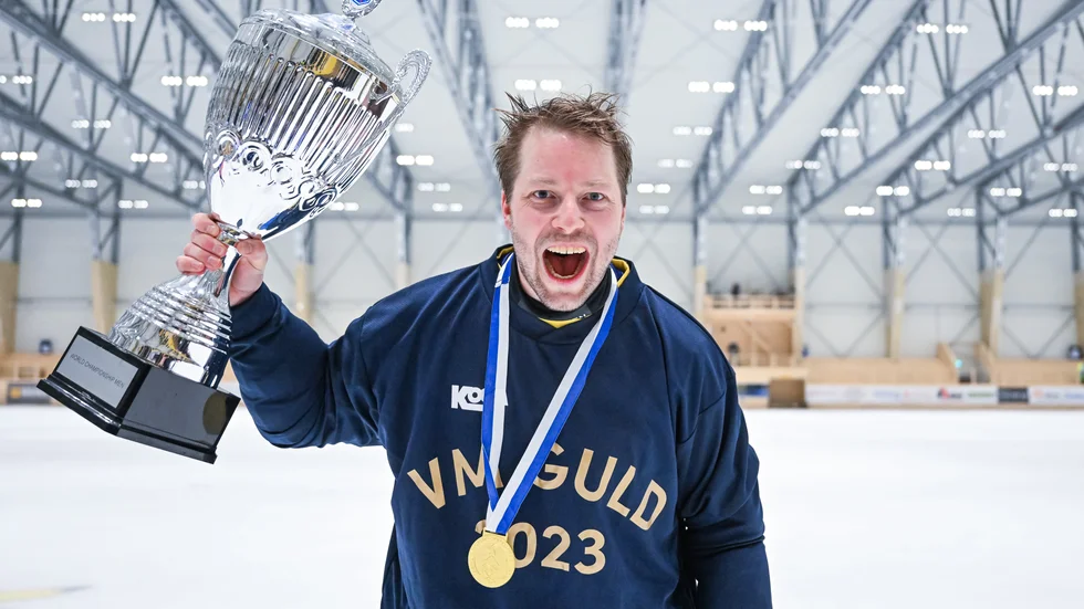 Linus Pettersson vann för en knapp månad sen VM-guld. Nu byter han klubb i Sverige och är klar för Bollnäs.