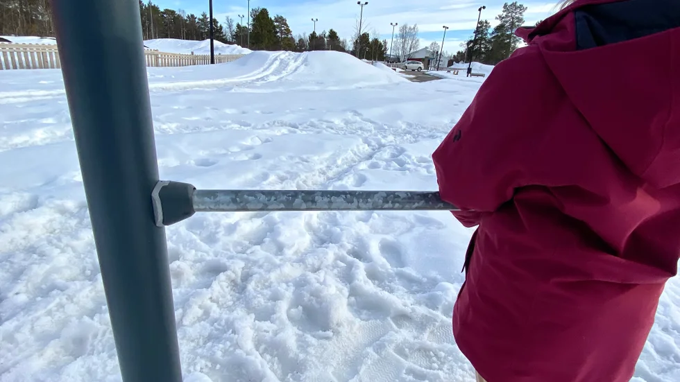 Lillasystern berättar om mössan som en av pojkarna drog upp och ner. Mössan hade urklippta hål för ögonen.