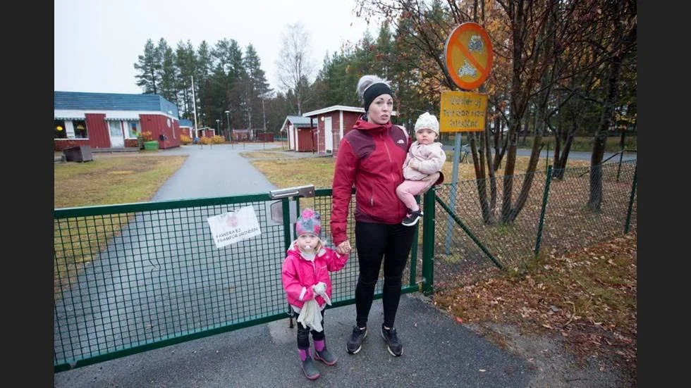 Föräldern Johanna Marklund med barnen Vera och Stella är förstår inte de som buskör. ”Det här ska inte få hända”.