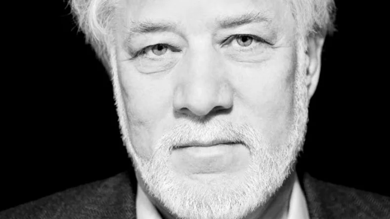 Michael Ondaatje har skrivit ”Lyktsken”.