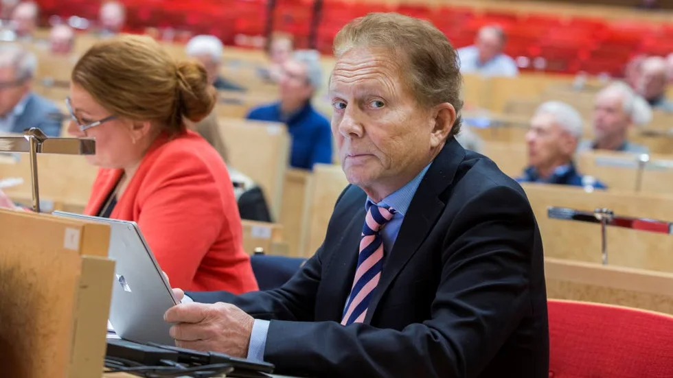 Kenneth Backgård (SJVP) är kritisk till att beslutet inte har verkställts.