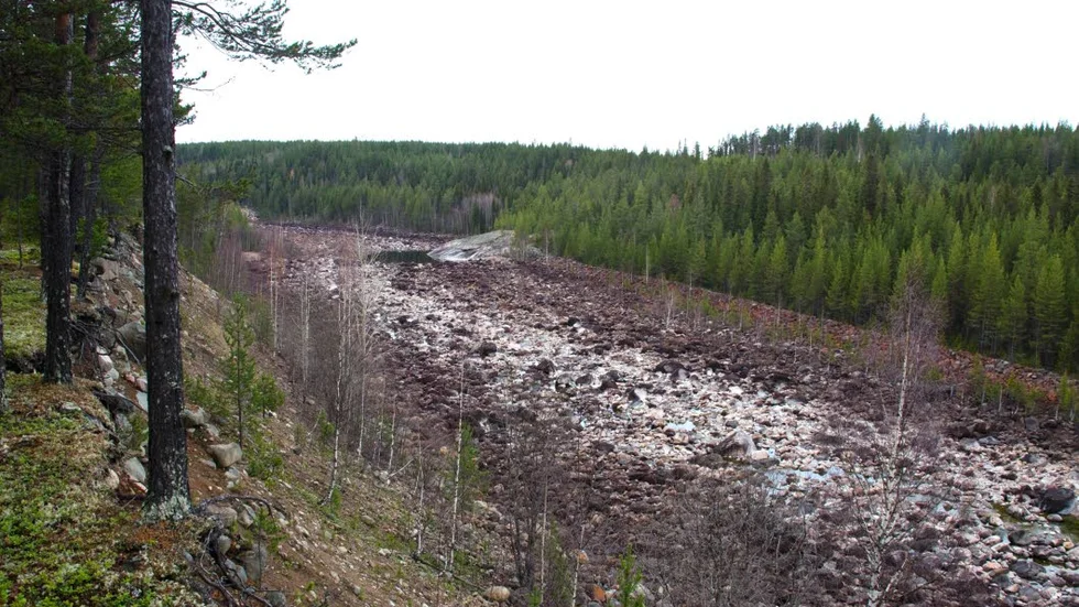 Letsi kraftstation norr om Vuollerim i Lilla Lule älv med den torrlagda älvfåran nedströms kraftstationen som Kurt Lundström vill ha vettenflödet åter i.