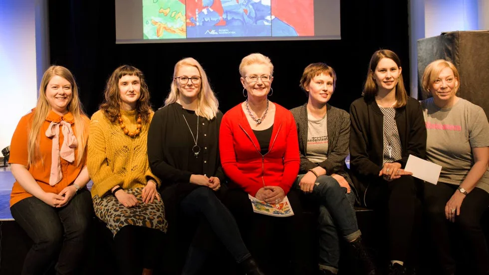Från vänster: Linnea Huhta, Pajala kommun, Fredrika Johansson, Arrangörer i Norr, Rebecka Strand, danskonsulent, Kristina Nilsson, kulturchef Region Norrbotten, Lisa Hennix Raukola, Tornedalsteatern, Erika Pettersson Pekula, Dansinitiativet, och Anna Björk, Riksteatern Norrbotten, samverkar i projektet.