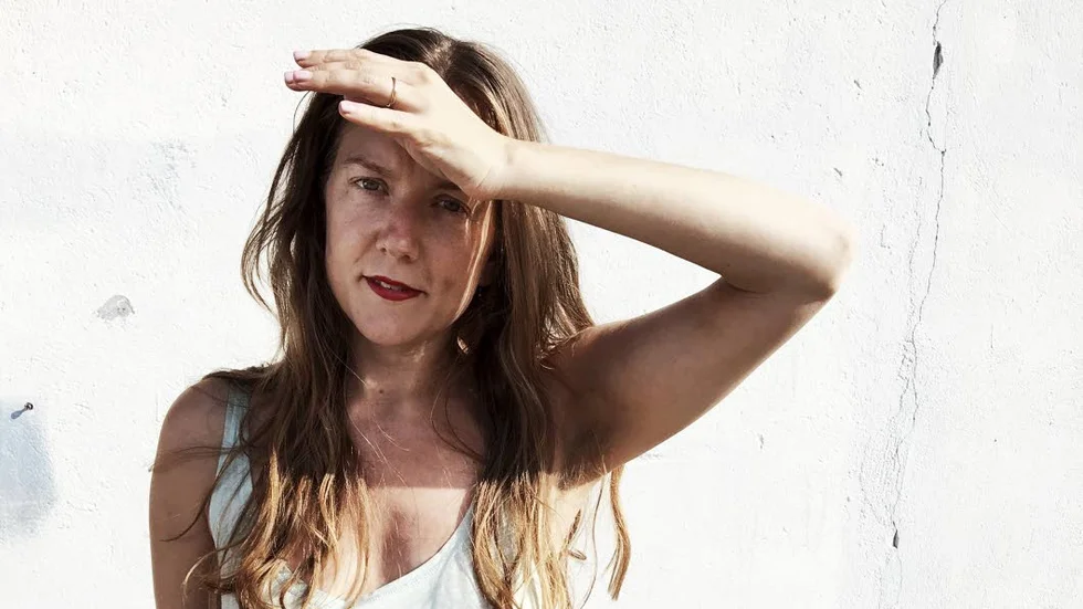 Tove Folkesson (född 1981) debuterade 2014 med "Kalmars jägarinnor". Hon är bosatt på Öland och är även verksam som musiker och skrivlärare.