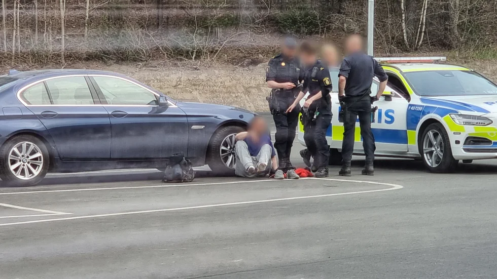 Polisen hittade en stulen bil och kunde gripa de misstänkta.