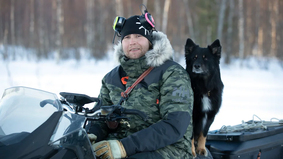 Anton Päiviö var länge en lovande ishockeyspelare. Men det var svårt att kombinera ishockeyn med livet som renskötare. I dag är han en hängiven supporter till Luleå Hockey som han också följer under hela säsongen. 