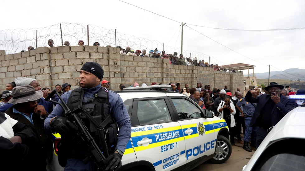 Polisavspärrning vid fastigheten där tio personer mördades i Kwazulu-Natal i Sydafrika.