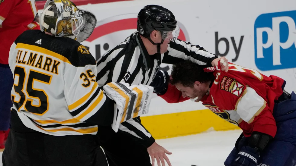Floridas Matthew Tkachuk och Bostons svenske målvakt Linus Ullmark pucklade på varandra på isen i tredje perioden i det fjärde åttondelsfinalmötet mellan lagen.