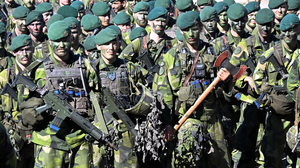 Svenska soldater ur 5:e amfibiebataljonen står uppställda under militärövningen Aurora 23. Arkivbild.