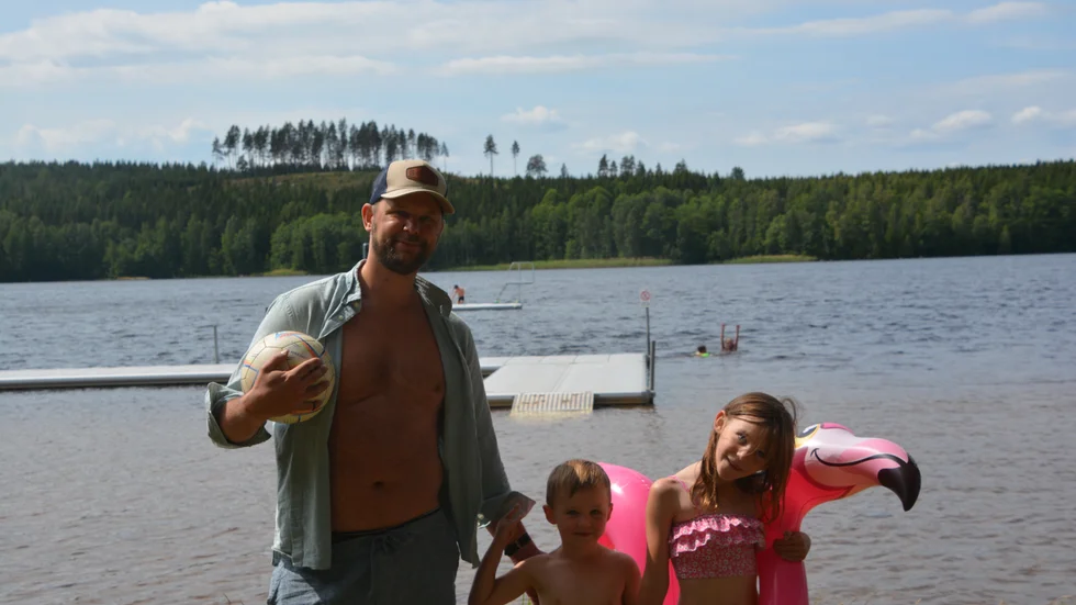 Thomas Löfkvist med sonen Elvin (4 år) och dottern Asta (7 år) var några av de som tagit sig till Stjärneviksbadet på måndagsförmiddagen. De har blivit förtjusta i Stjärneviksbadet där det bjuds på många tillfällen till bad och lek med boll och uppblåsbar Flamingo. 