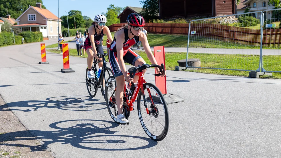 Anna Söderqvist startade i klassen flickor 16-17 i Säter triathlon. Den klassen vann hon på en tid som även räckte till en andra plats i såväl senior- som juniorklassen. 