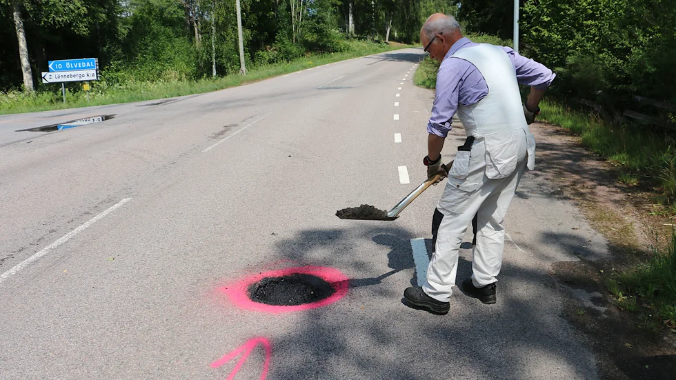 Göte Eklund, som bor i närheten ryckte ut med skyffel och skottkärra för att ösa i lite grus i hålet. Innan någon bil brakar i. På landet är man vana vid att fixa saker själva.