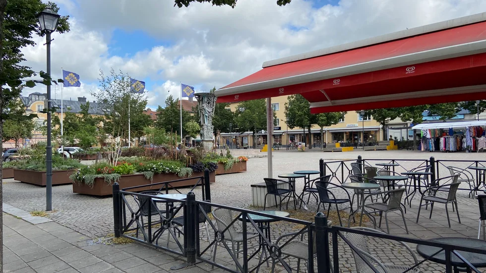 Torget från grillen. Här finns nya blomlådor, grillens uteservering och fontänen. 
