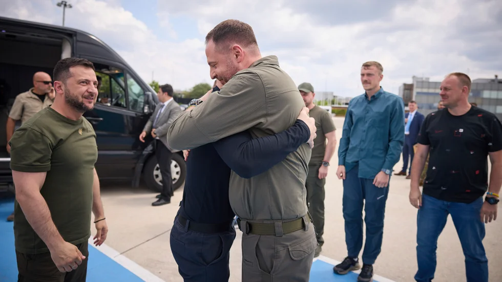 Känslosamma möten vid flygplatsen i Istanbul. Den ukrainske presidenten Volodymyr Zelenskyj och de fem frisläppta krigsfångarna återvände till Ukraina tillsammans.