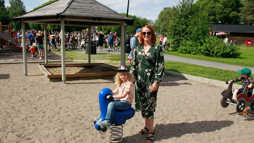 Linnea Sjögren och dottern liv passar på att ta en hemvändarvecka i Älvsbyn i väntan på att pappa Magnus ska få semester. När han möter upp med husvagnen blir det Havsbadet för familjen.