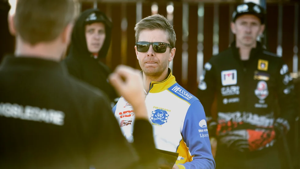 Piraternas lagledare Daniel Davidsson tackar bilsektionen i SMK Motala bil för samarbetet som gör det möjligt för Piraterna att köra matchen mot Rospiggarna under Folkracefestivalen. 