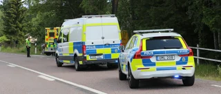 Mc körde in i lastbil utanför Uppsala – en till sjukhus