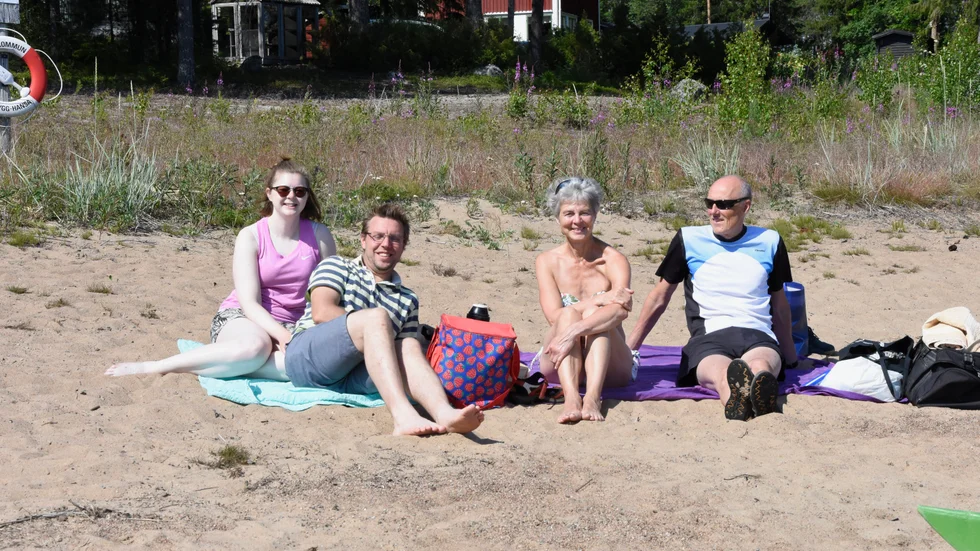 Lovisa Lejon, Daniel Johansson, Kristina Falkman och Inge Söderkvist besökte Brändöns badplats med sina två kajaker. 