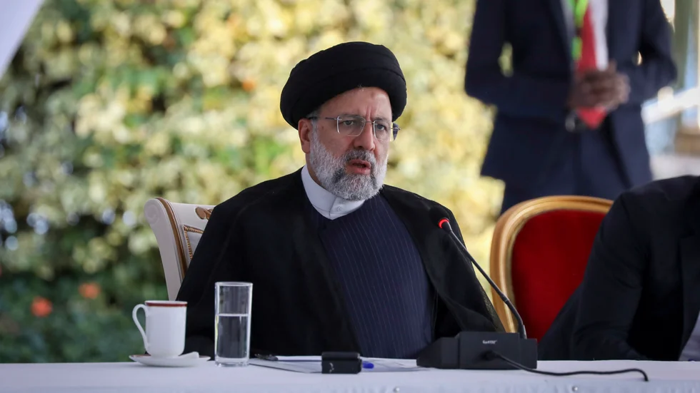 President Ebrahim Raisi vid en presskonferens i Uganda, där den iranske ledaren är på sällsynt besök.