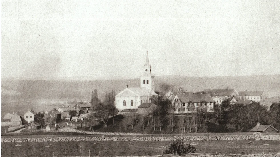 Bilden visar den nyuppförda och nykalkade kyrkan i Vimmerby. Att Johan Freit hade ett fotografi på den nybyggda kyrkan beror på att Freit år 1857 sålde 200 tunnor kalk till kyrkan. Observera den fina långa stengärdsgården i förgrunden som ligger där Källängsparken ligger idag.