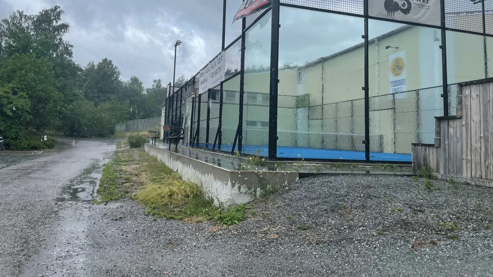 Nu under sommaren är padeln otroligt väderkänslig. Det är under regniga dagar hallarna fyller sina inomhustider.