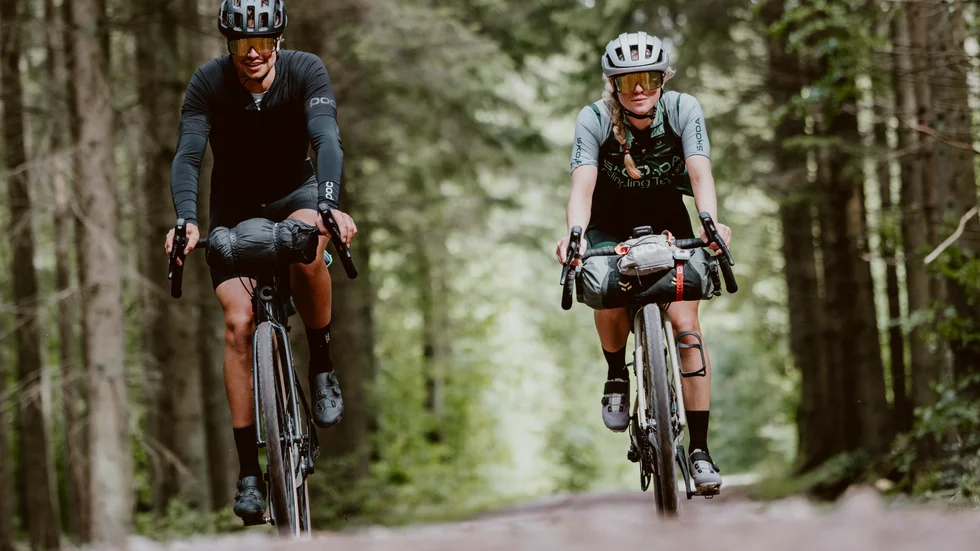 Kajsa Larsson ringde in pojkvännen William Larsson när hennes teamkamrat Maja Helin fått hälseneinflammation och tvingats bryta. William var nu med under de sista 100 milen av Kajsas cykeltur från Kiruna till Smygehuk. 