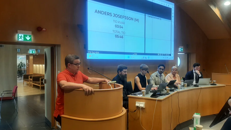 Anders Josefsson, gruppledare för Moderaterna, argumenterade för en skattesänkning med tio öre för 2024. 
