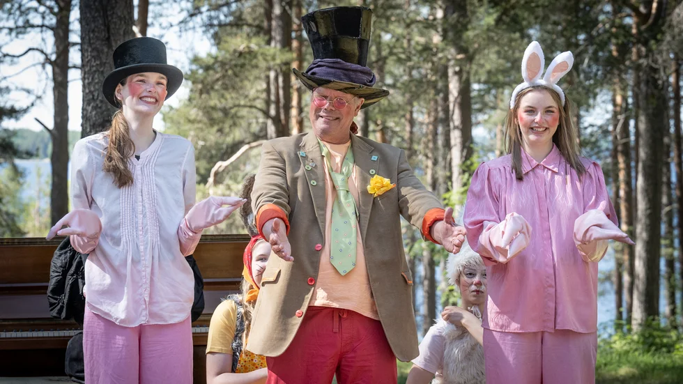 Vandringsföreställningen "Alice på Gültzauudden" spelas för andra sommaren och är tänkt att bli en tradition för Lule Stassteater, precis som julkalendern i Stadsparken.