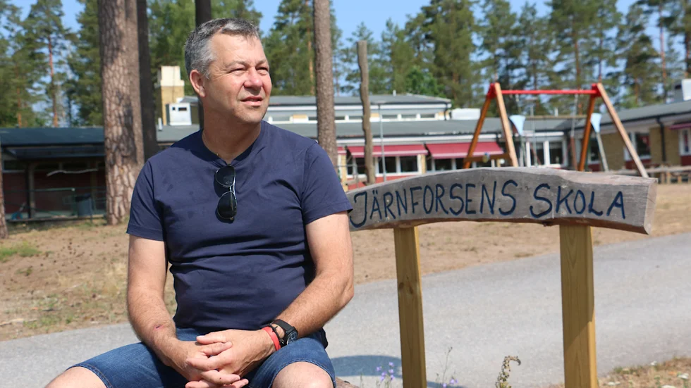 Niclas Mobelius (KD) får något fjärrskådande i blicken när han funderar på möjligheterna att skapa en friskola i Järnforsen. "För en skola måste det finnas om vi ska få barnfamiljer att flytta hit" säger han.