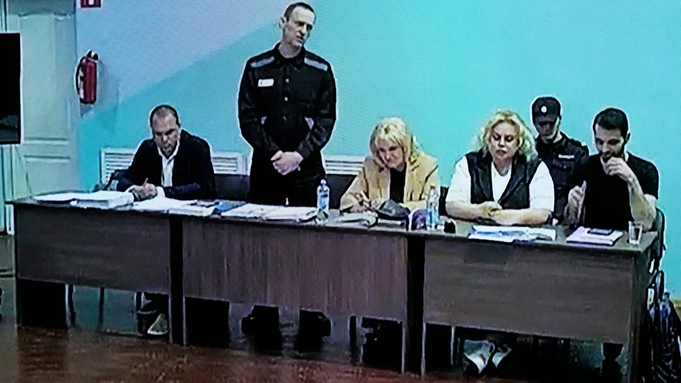 Navalnyj talar till rätten. Bild hämtad ur den videosändning från domstolen som såväl anhöriga som medier tvingades hålla tillgodo med.