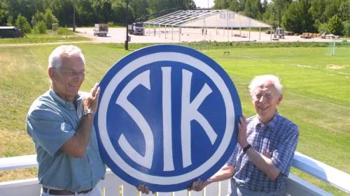 EFter 100 år behöver klubbmärket en ansiktslyftning. Björn Ingelfeldt och Sixten Kennerud på terassen och i bakgrunden håller det stora öltältet på att ta form. Bild: GÖRAN PALMQVIST