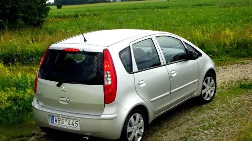 Nya Mitsubishi Colt är kusin med Smart ForFour och tillverkas i Volvos "gamla" fabrik i Holland. Kul att köra, rymlig som få i baksätet, men pinsamt surrig och bullrig. Bild: ROLF GILDENLÖW