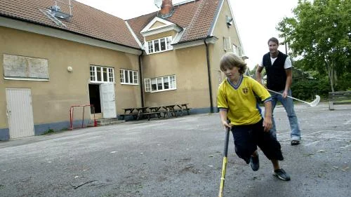 Oskar Melin som går i trean i Ljungsbro kommer ofta till fritidsgården Malforsgården. Ibland får han lira landhockey på egen hand med David Hammerman. Oskar växer upp i ett samhälle som blivit mycket lugnare de senaste åren för att vuxna och barn samarbetar. Bild: PETER JIGERSTRÖM