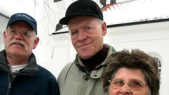 Per-Olov Alm, sekreterare, Svante Gynnemo, kantor, och körmedlemmen Ingrid Andersson framför kyrkan vars kör i år firar 60-årsjubileum. Bild: PIA MOLIN
