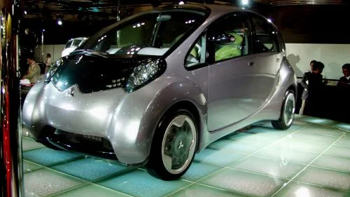 Tokyosalongens mest spännande bil -- Nissan Effis. För första gången har man lyckats packa batterier, elmotor, bränsleceller och vätgastankar i en mikrobil. En ny revolutionerande typ av elmotor och världens  minsta litiumbatteri gör det möjligt att hålla bilen inom tremetersgränsen.