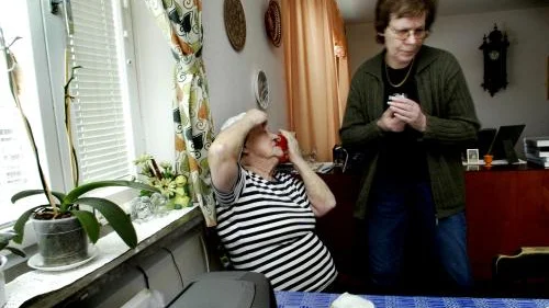 Astrid Jakobsson har fått sina ögondroppar av en lite stressad Ing-Marie Schelin. Bild: PETER JIGERSTRÖM