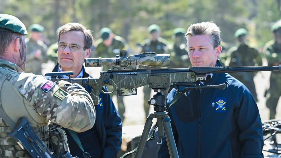 Statsminister Ulf Kristersson (M) och försvarsminister Pål Jonson (M) vid ett besök på militärövningen Aurora 23 i Stockholms skärgård. Arkivbild.