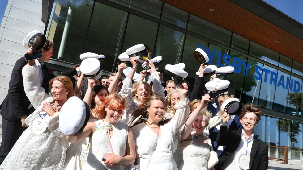 Även i år kommer Wisbygymnasiets studenter springa ut från Wisby Strand. 