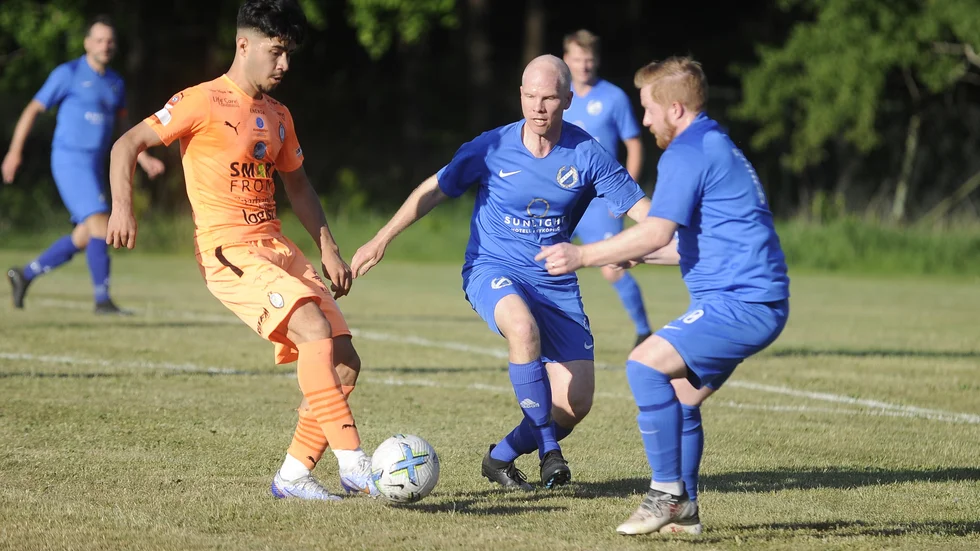 Pierre Jakobsson stressar en AFC-spelare under stödd av lagkamraten Jepser Engdahl. Råby hade med sin reducering i andra halvlek lite häng på gästerna.