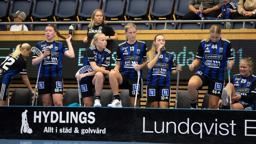 En bild från en Siriusmatch under säsongen. Emma Nelsén i mitten blir ensam kvar att fortsätta i klubben ur det lag som spelade i superligan. Övriga har spridits till en mängd andra klubbar.