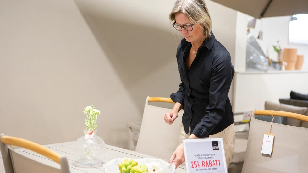 Maria Ericsson, möbelansvarig, berättar om den pågående kampanjen på utemöbler.