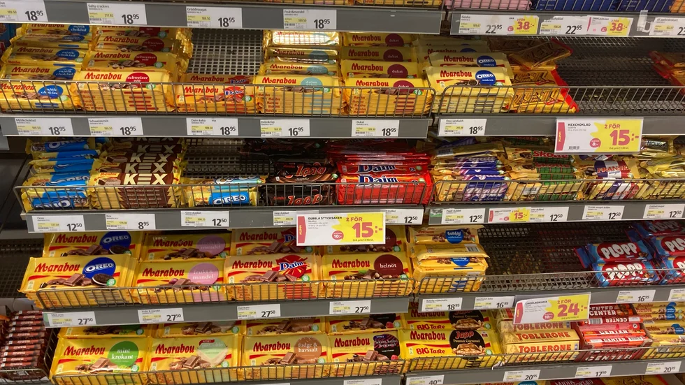 Chokladpriserna har rusat med 25 procent på ett år. Nu har butiker i Göteborg valt att plocka bort chokladen ur lösviktsgodiset på grund av priset.