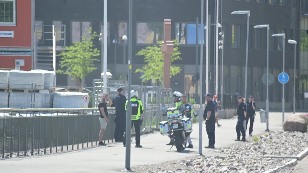 Flera polispatruller larmades till Paradisgatan efter misstankar om ett bråk.