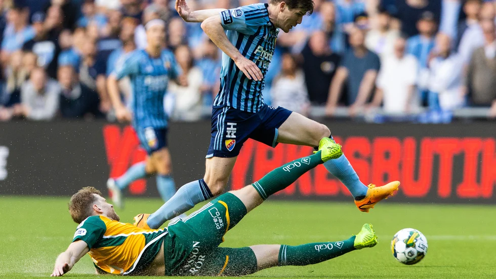 Niklas Gunnarsson sträcker ut.