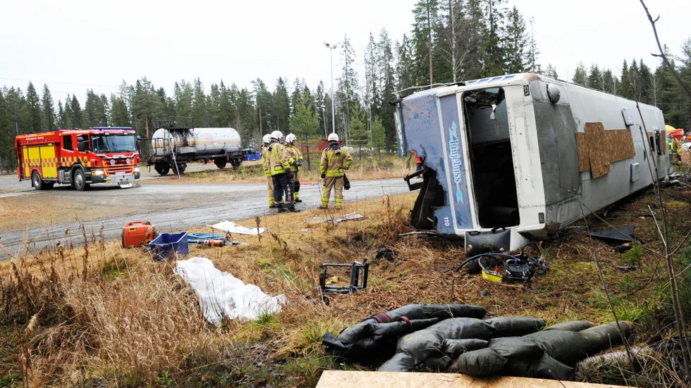 Så här används räddningstjänstens övningsanläggning. Denna gång har det riggats en fiktiv bussolycka. 