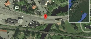 Fordon stillastående på väg 97 - helt stopp i ett körfält
